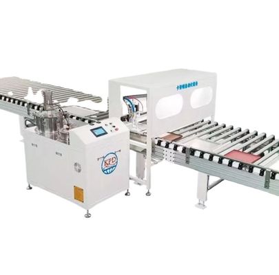 ハンニコムパネルを粘着するサンドイッチパネル接着機