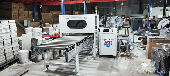 AB接着剤を搭載した複合サンドイッチパネル用のポンプ接着機