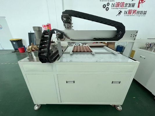 3Dラベルステッカー製造におけるドーミングアプリケーションのためのエポキシ樹脂機械